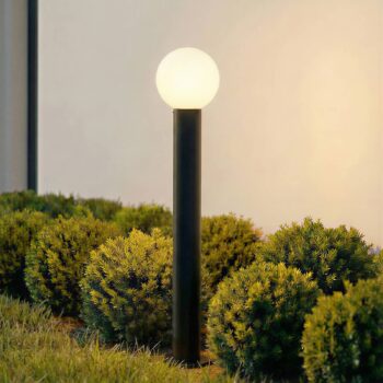 Lindby chodníkové svetlo Dangan, čierna/biela, výška 90 cm, sklo