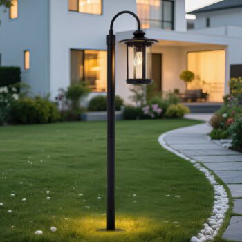 Lindby chodníkové svetlo Zayn, čierne, sklo, výška 109 cm, IP65