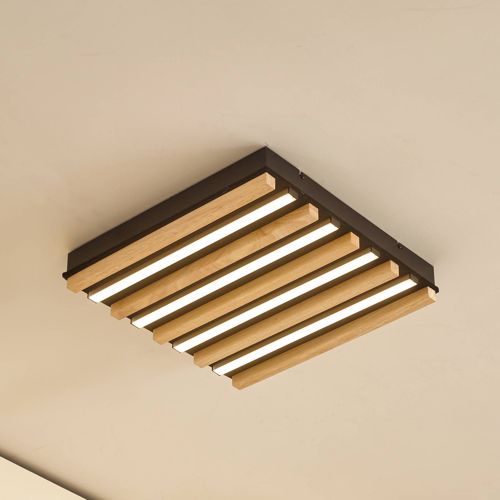 Lindby stropné LED svetlo Firka, biele, drevo, 42 cm, CCT, stmievateľné. Lindby stropné LED svetlo Firka, biele, drevo, 42 cm, CCT, stmievateľné.