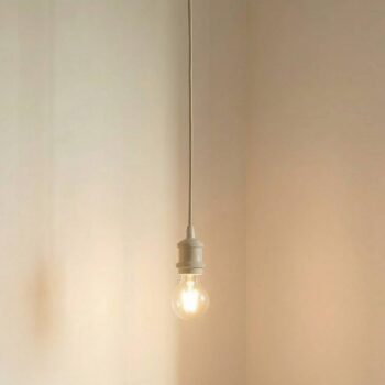 Lindby závesné svietidlo Hattie, pätica E27, béžová, Ø 5 cm