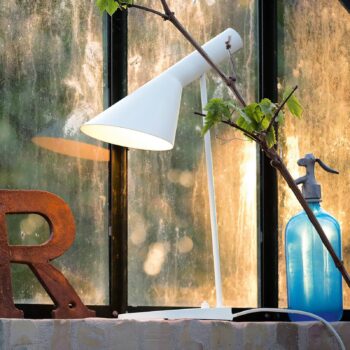 Louis Poulsen AJ – stolná lampa, biela