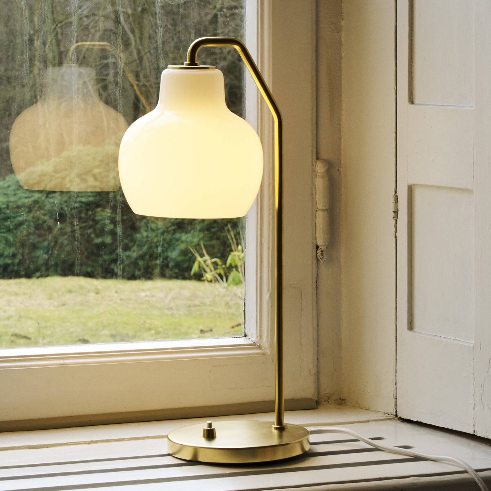 Louis Poulsen stolová lampa VL Ring Crown, biela/mosadz, E14 Louis Poulsen stolová lampa VL Ring Crown, biela/mosadz, E14