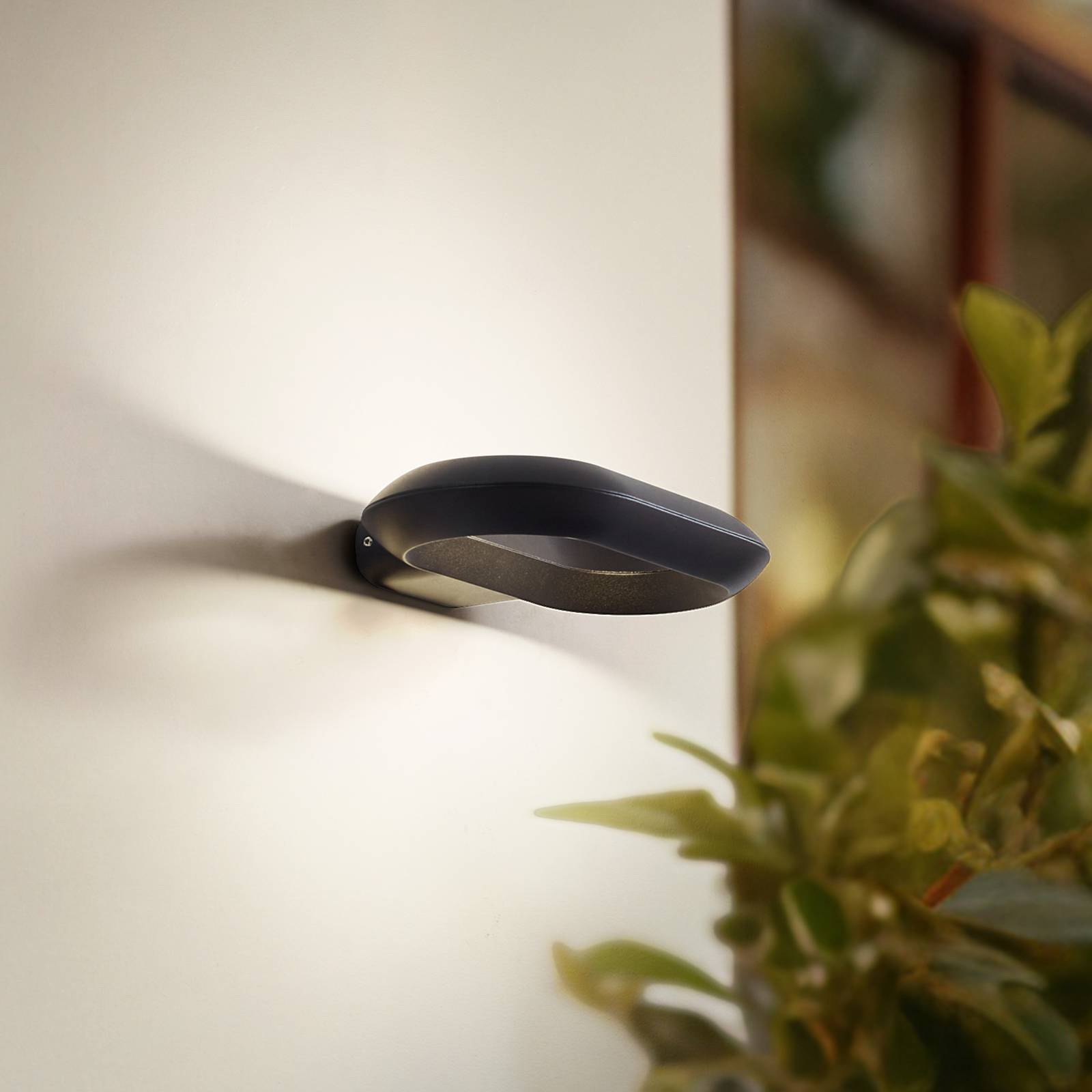 Lucande LED vonkajšie nástenné svietidlo LOOP, čierne, IP44, kov Lucande LED vonkajšie nástenné svietidlo LOOP, čierne, IP44, kov