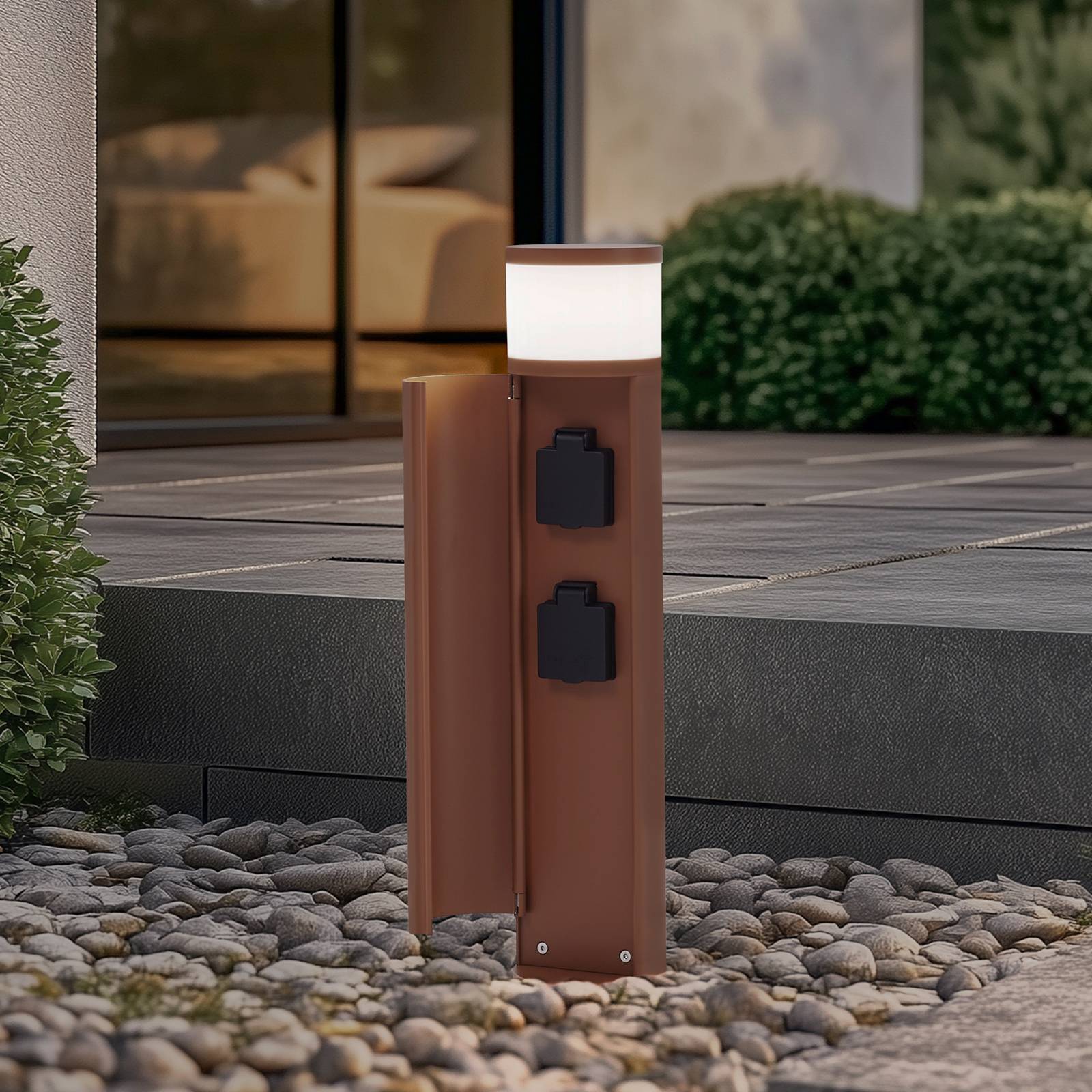 Lucande Stojaca lampa Corban, hrdza, dvere, zásuvky, G9, IP44 Lucande Stojaca lampa Corban, hrdza, dvere, zásuvky, G9, IP44