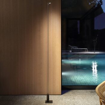 Luceplan Chodníkové LED svetlo Flia, 180 cm vysoké, čierne, plast