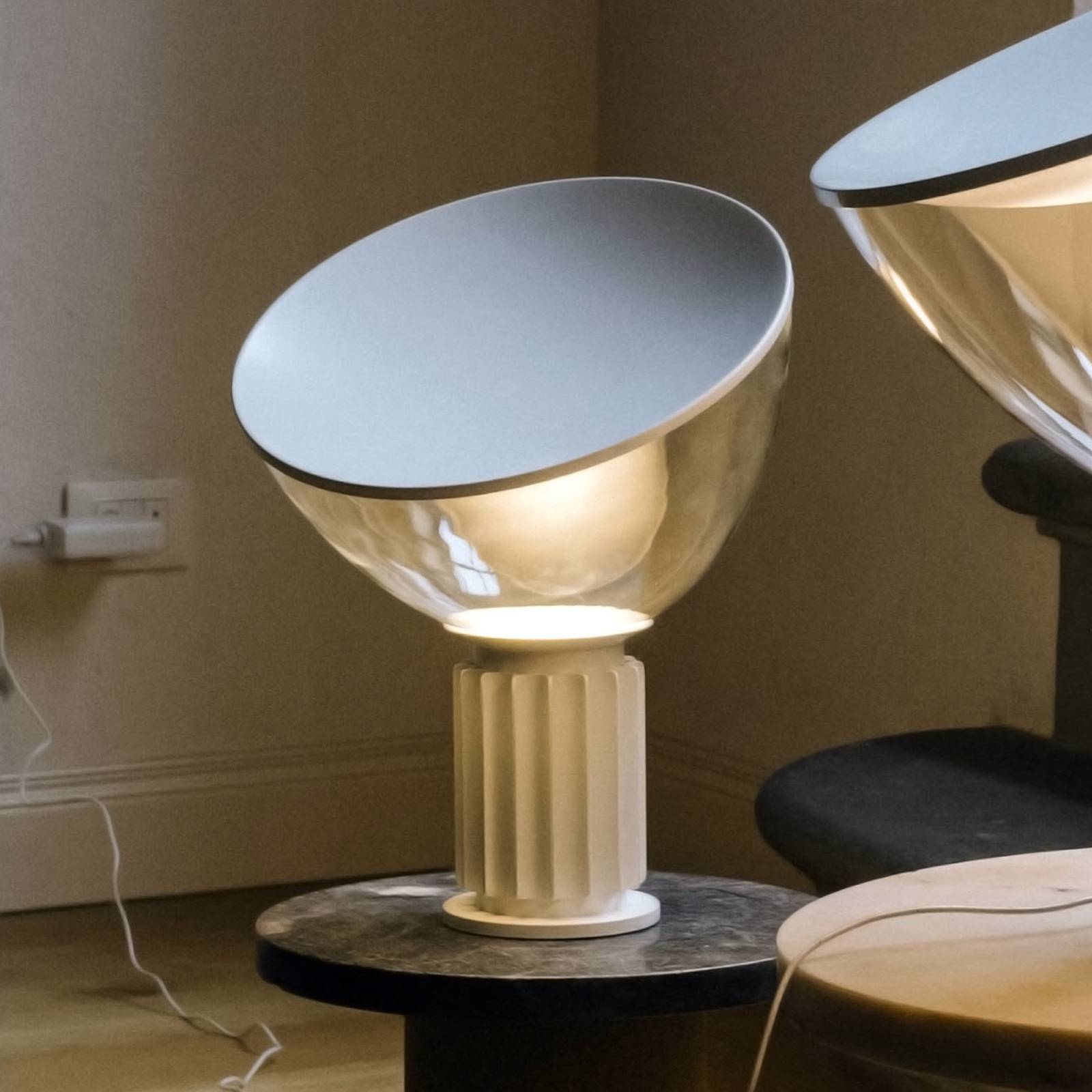 Malá stolová LED lampa FLOS Taccia, biela Malá stolová LED lampa FLOS Taccia, biela