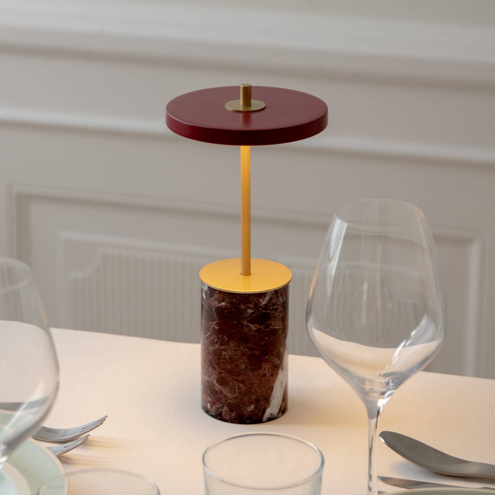 Nabíjacia stolná lampa UMAGE LED Asteria Move Mini, červená, 26 cm IP44 Nabíjacia stolná lampa UMAGE LED Asteria Move Mini, červená, 26 cm IP44