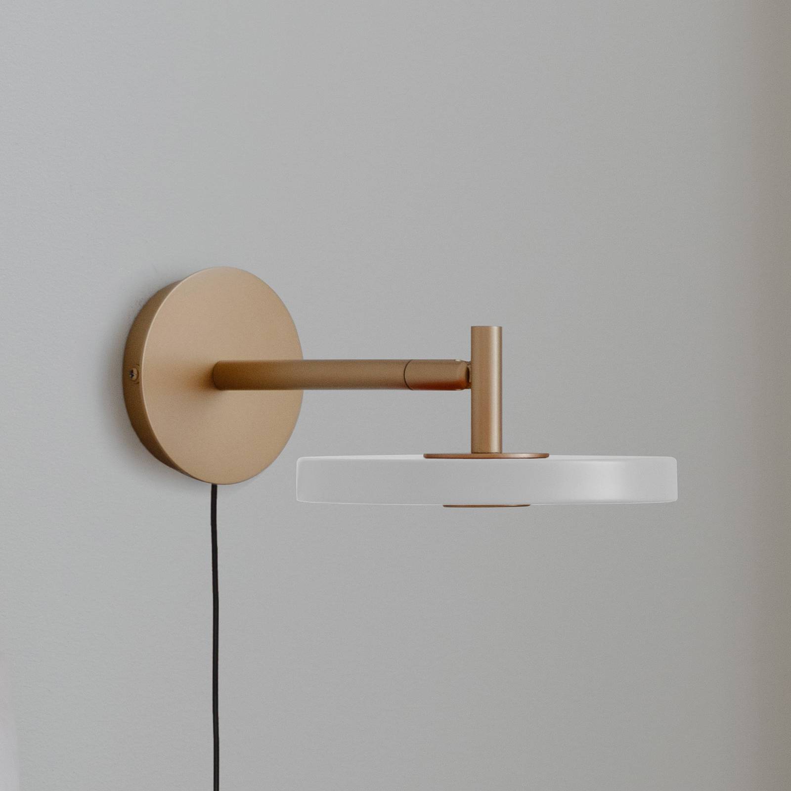 Nástenné LED svietidlo UMAGE Asteria Short, biele, 25 cm, zástrčka Nástenné LED svietidlo UMAGE Asteria Short, biele, 25 cm, zástrčka