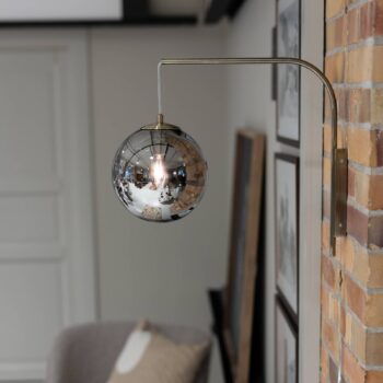 Nástenné svetlo Dione, mosadz/dymovo sivá, výška 40 cm, zástrčka