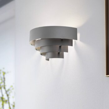 Nástenné svetlo Levin s oceľovým tienidlom, sivá