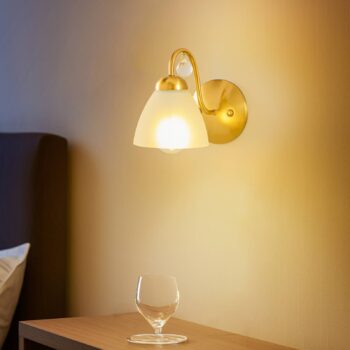 Nástenné svetlo Miranda so skleneným tienidlom, mosadz