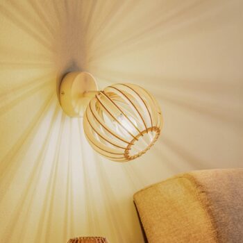 Nástenné svetlo Paz biele s drevenými lamelami a guľatým tienidlom