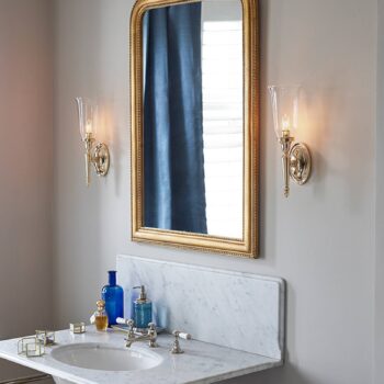 Nástenné svietidlo LED Dryden, kúpeľňa, so skleneným tienidlom, IP44