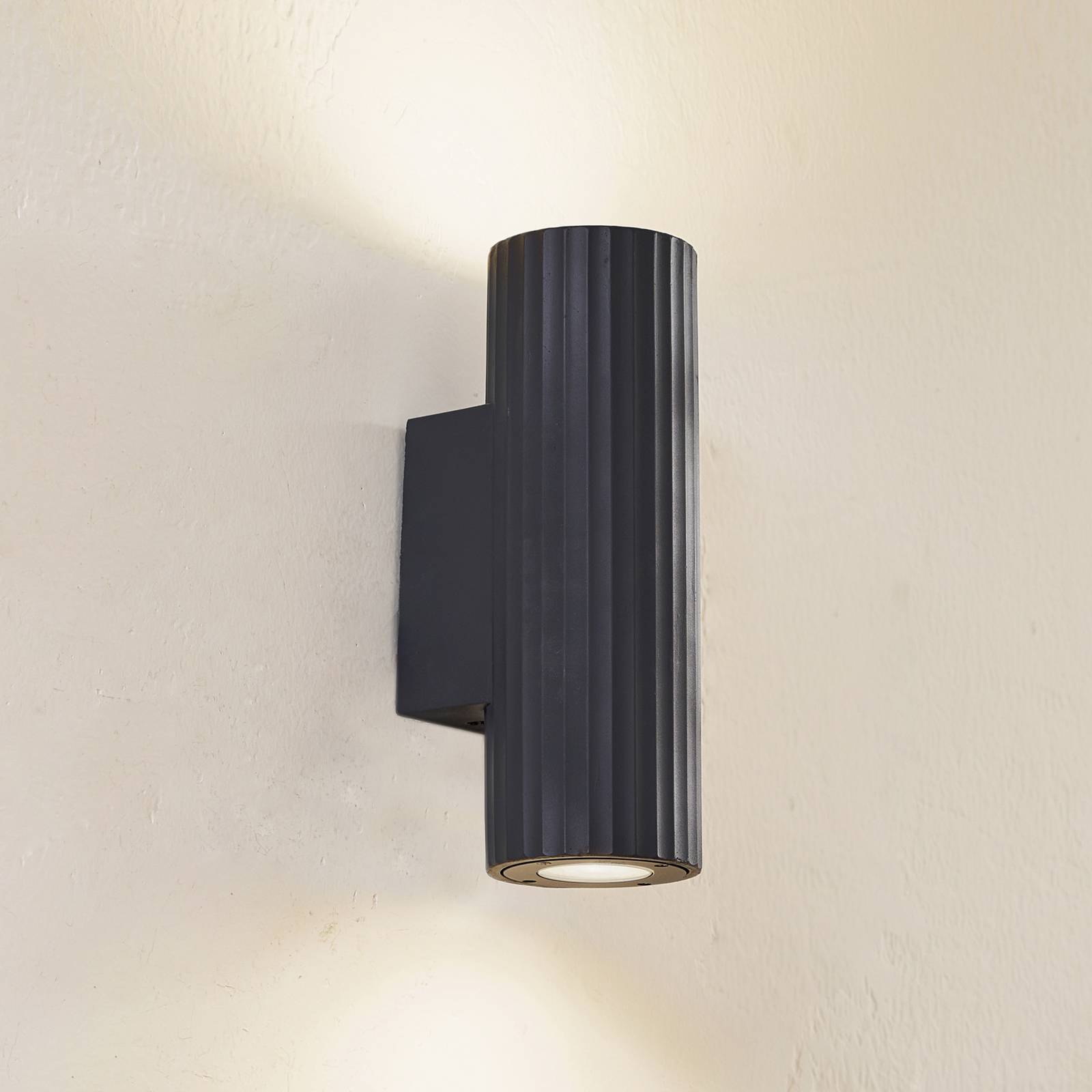 Nástenné svietidlo Lindby Christa, antracit, betón, 25 cm, vlnovka Nástenné svietidlo Lindby Christa, antracit, betón, 25 cm, vlnovka