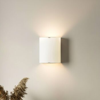 Nástenné svietidlo Lindby Phil, biele, sklo, výška 21 cm