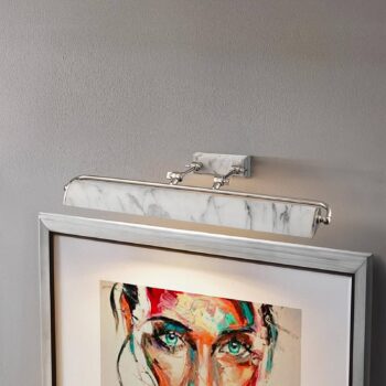 Nástenné svietidlo Winchfield, šírka 70 cm, biely mramor/nikel