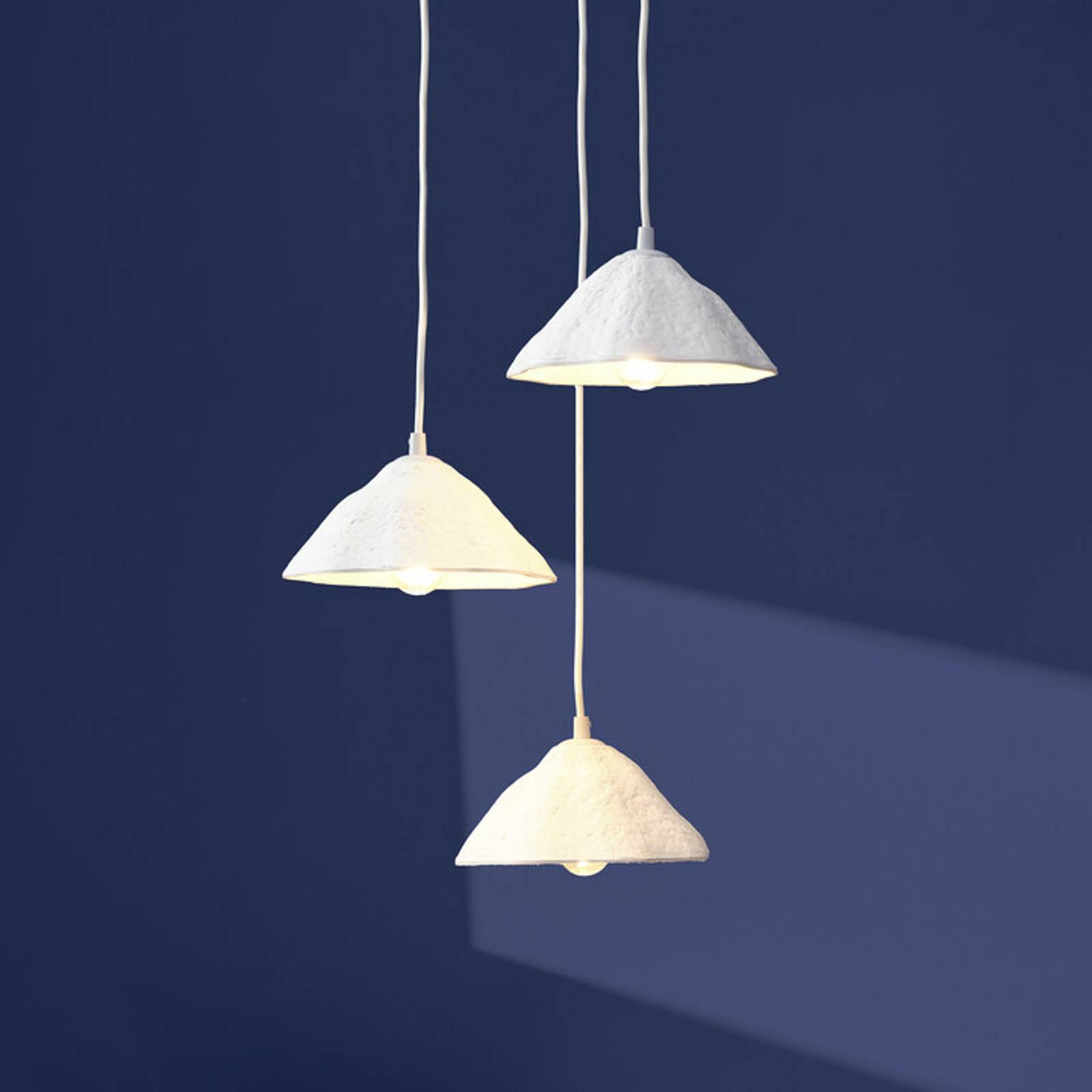 OSRAM závesné svietidlo Decor Lotus Leaf, 3-pl., biela, papier, E14 OSRAM závesné svietidlo Decor Lotus Leaf, 3-pl., biela, papier, E14