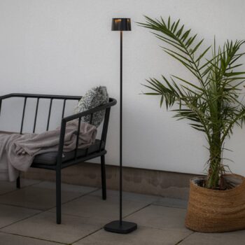 Pekná nabíjateľná stojacia lampa LED, čierna, hliník, IP54, stmievač, CCT