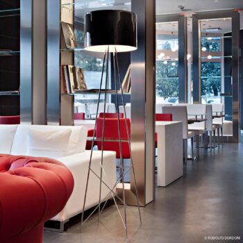 Stojacia lampa FLOS Ray F2, čierne tienidlo, stmievač