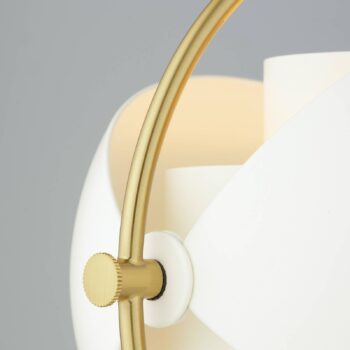 Stolná lampa GUBI Multi-Lite, výška 50 cm, mosadz/biela