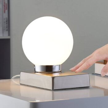 Stolná lampa Naomi so sklenenou guľou