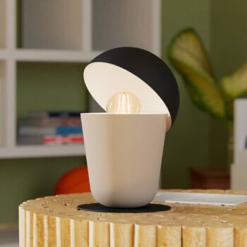 Stolová lampa Batabano s kapotážou, piesková farba/čierna