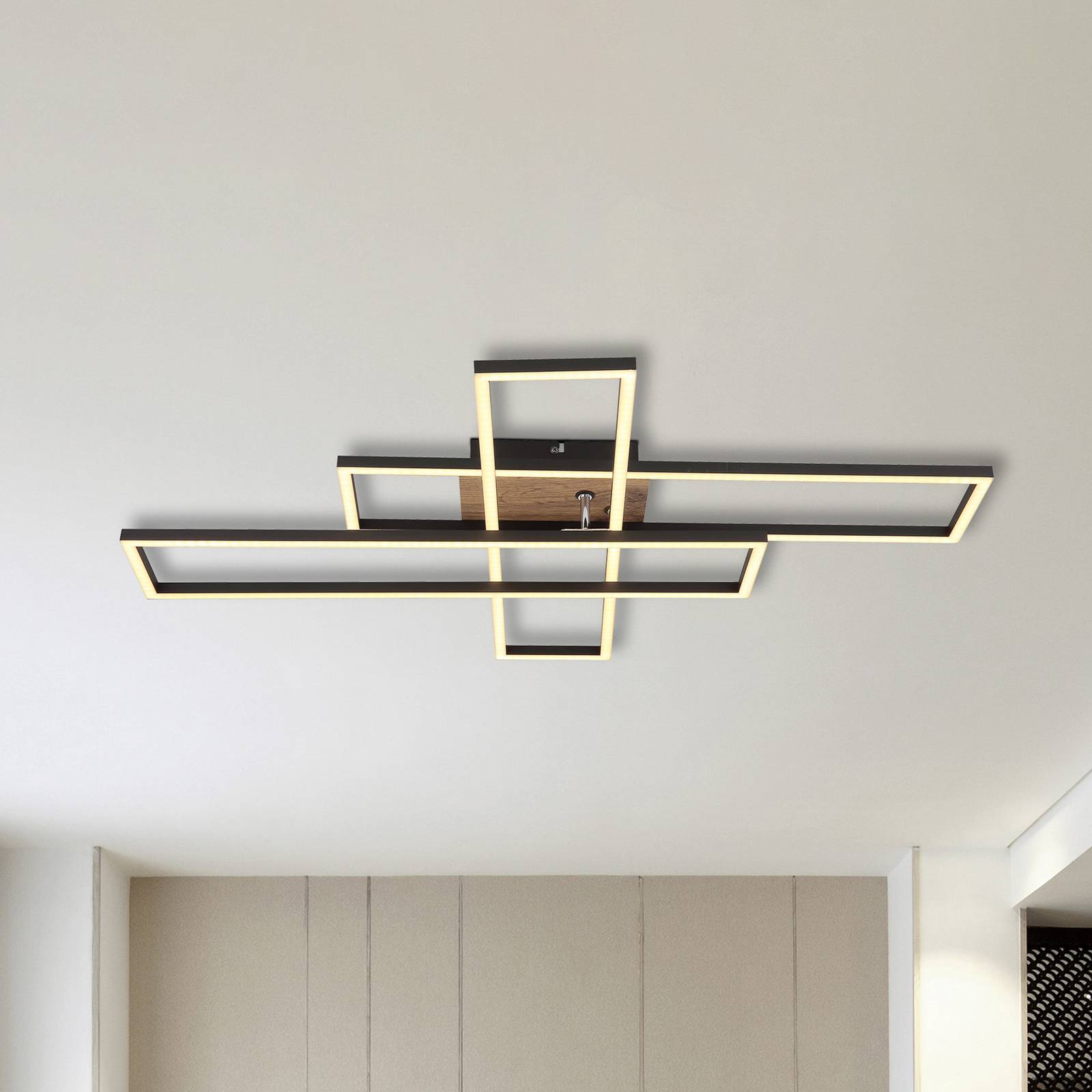 Stropné LED svetlo Dakari, dĺžka 80 cm, čierna/drevo, 3-pl. Stropné LED svetlo Dakari, dĺžka 80 cm, čierna/drevo, 3-pl.