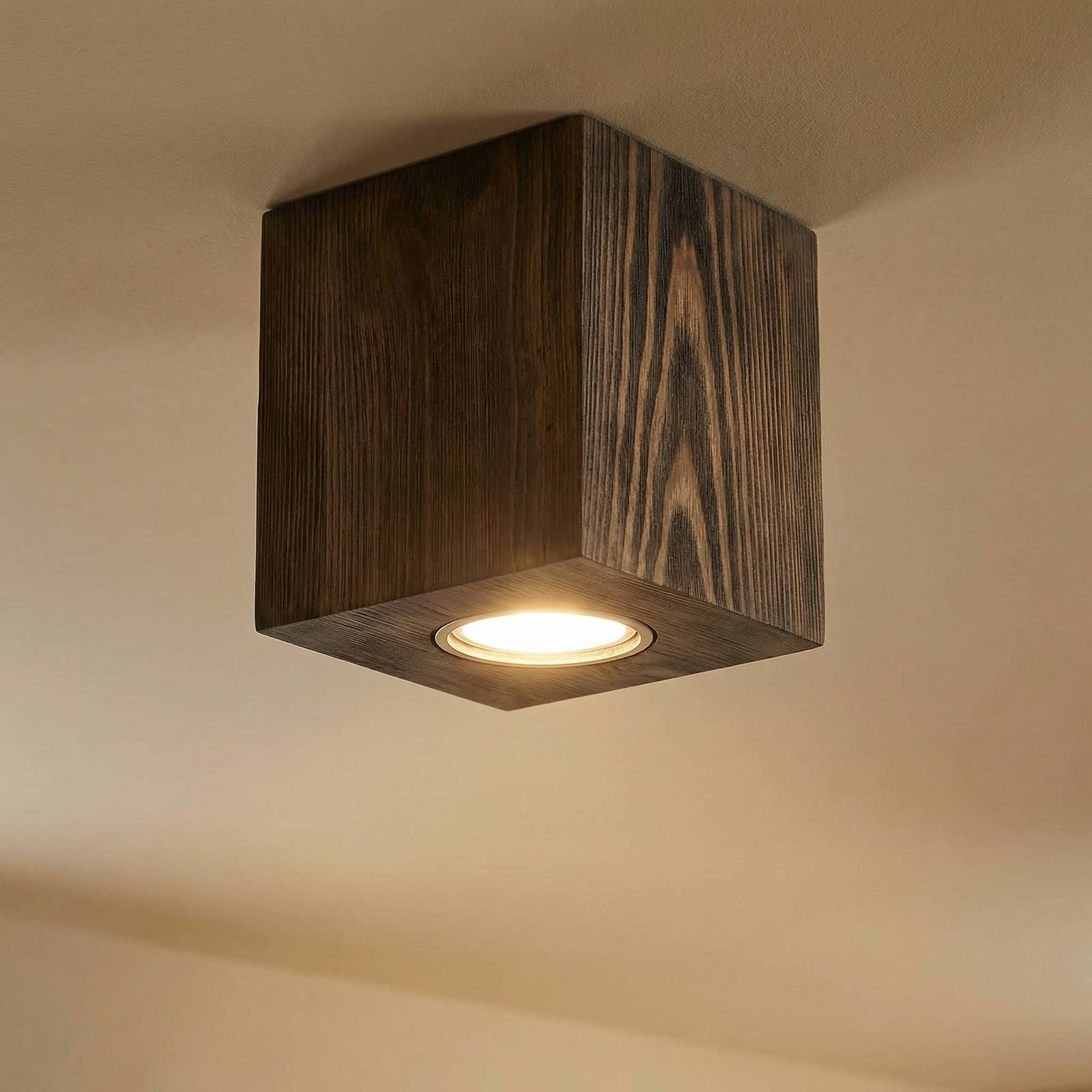 Stropné svietidlo Envostar Tuni, borovica morená na orech Stropné svietidlo Envostar Tuni, borovica morená na orech