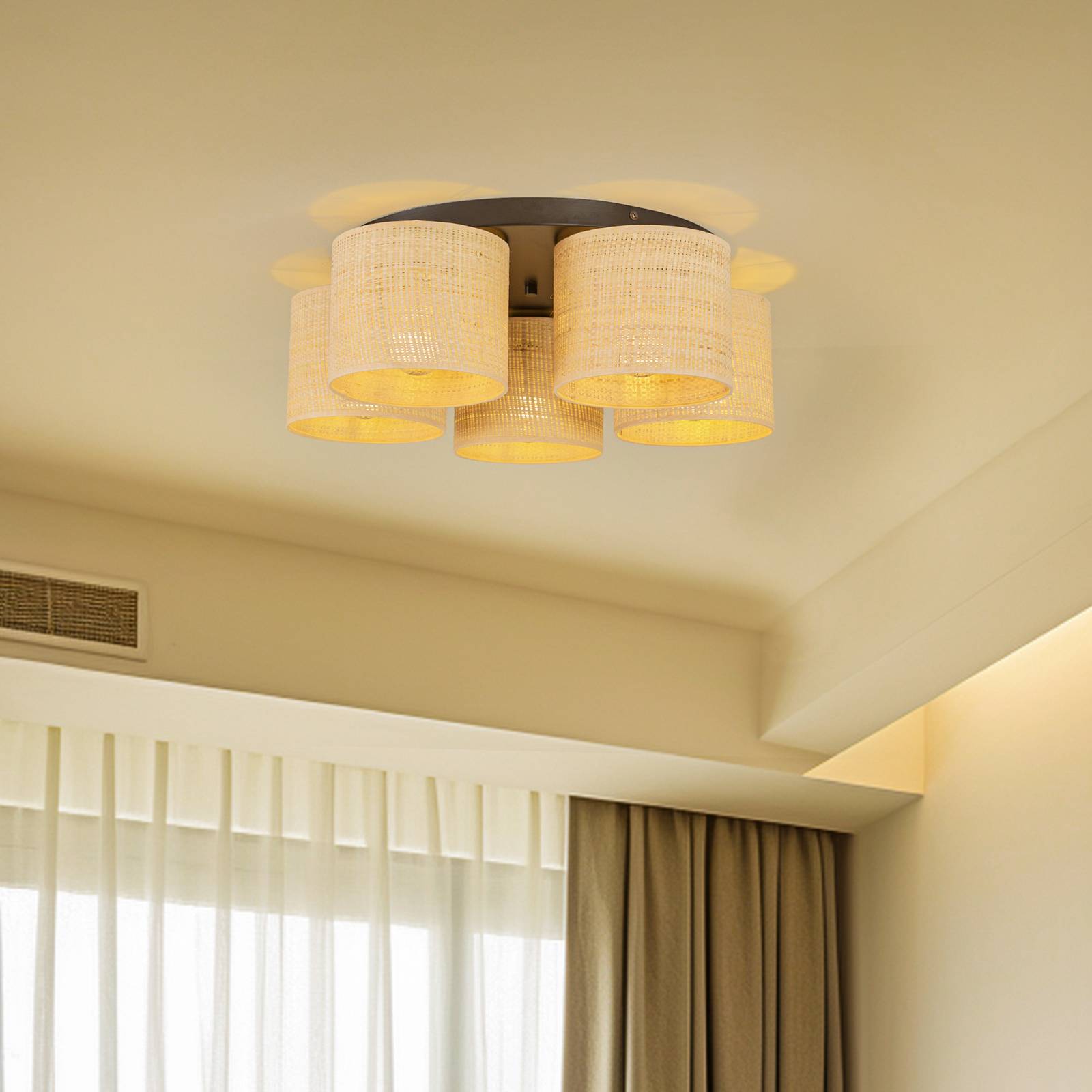 Stropné svietidlo Jovin s piatimi ratanovými tienidlami Stropné svietidlo Jovin s piatimi ratanovými tienidlami