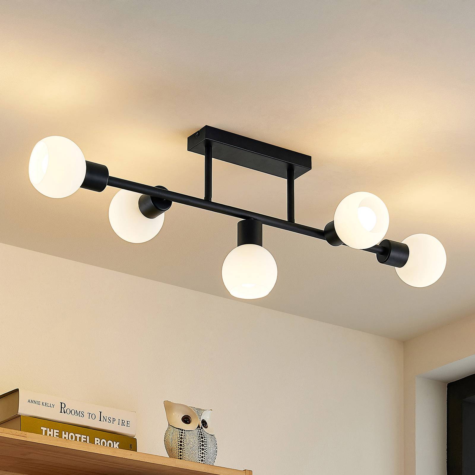 Stropné svietidlo Lindby Biscala, 5flg., čierna/opál Stropné svietidlo Lindby Biscala, 5flg., čierna/opál