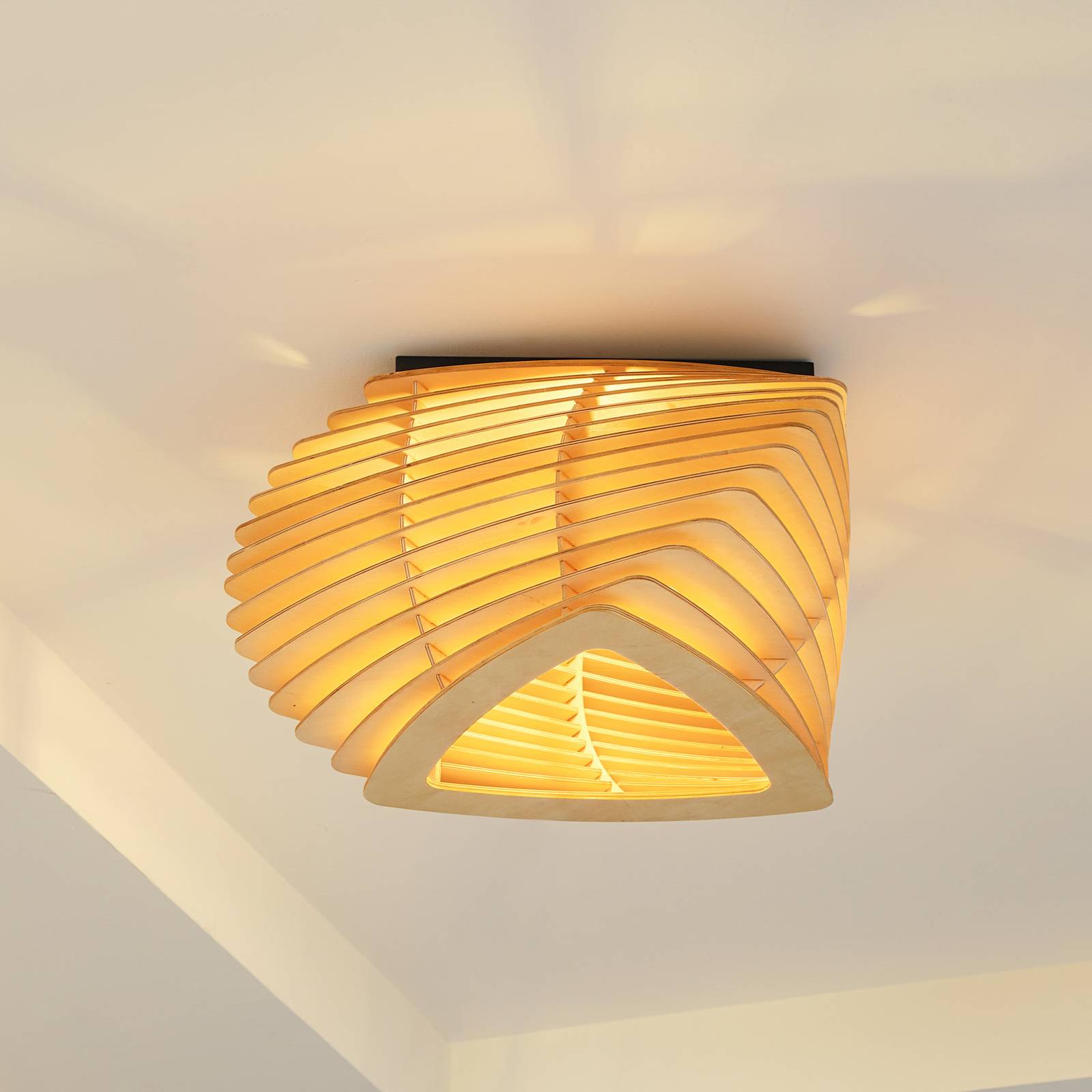 Stropné svietidlo Lindby Sanza, 50 cm, drevo, zakrivené Stropné svietidlo Lindby Sanza, 50 cm, drevo, zakrivené