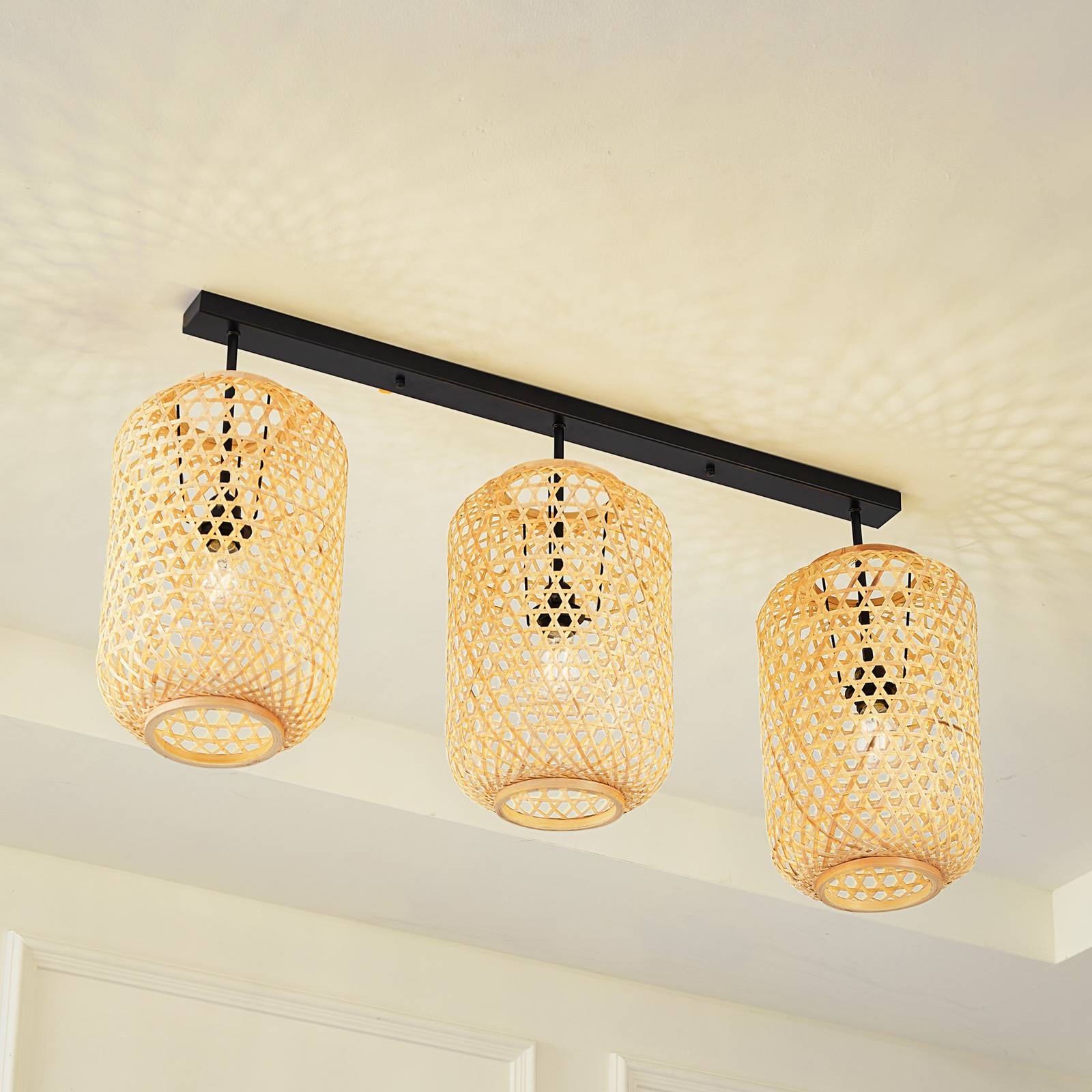 Stropné svietidlo Lucande Jorick, 3 svetlá, dĺžka 104,5 cm, bambus Stropné svietidlo Lucande Jorick, 3 svetlá, dĺžka 104,5 cm, bambus