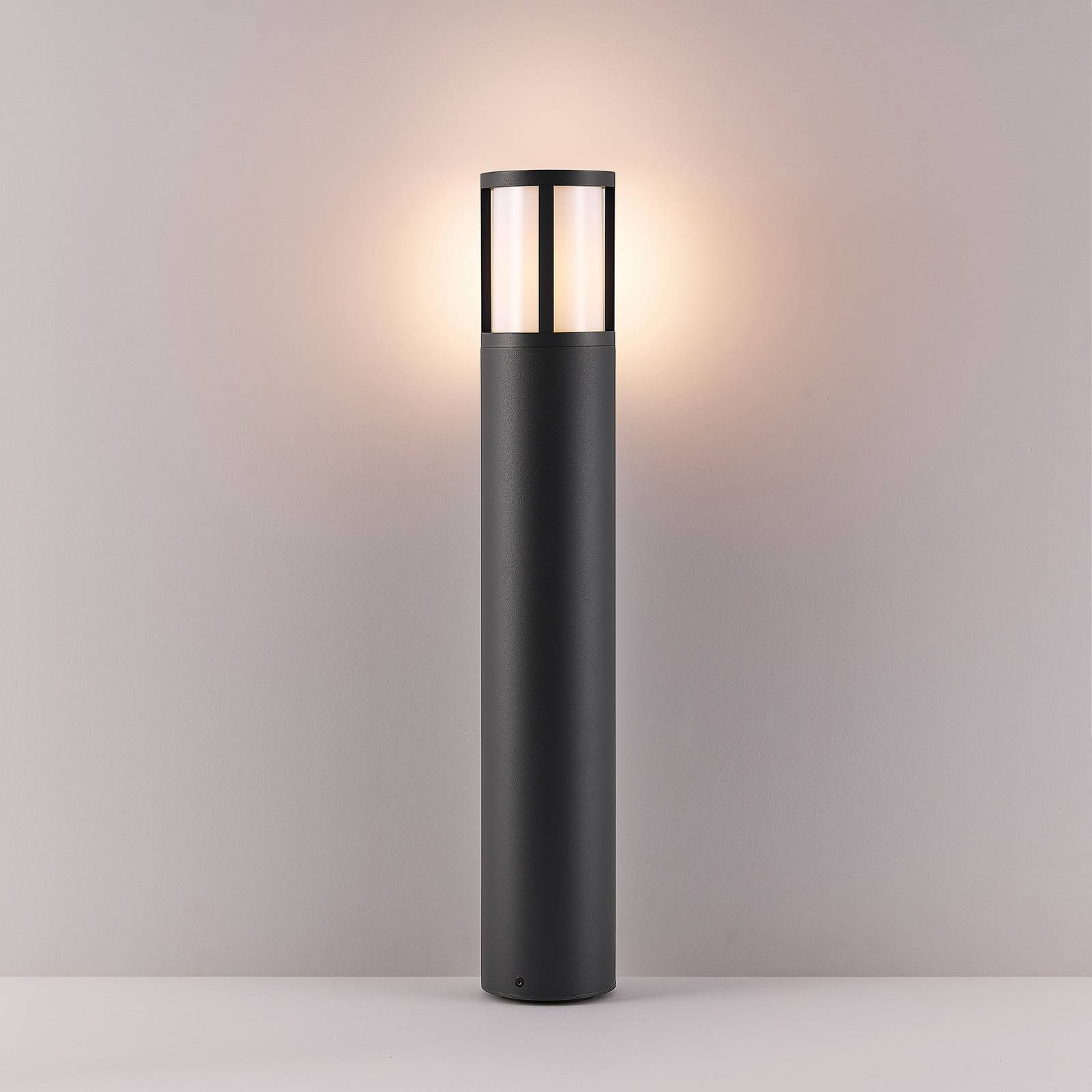 Svetlo na cestu Facado II, výška 65 cm, okrúhle, tmavo sivé/opálové Svetlo na cestu Facado II, výška 65 cm, okrúhle, tmavo sivé/opálové