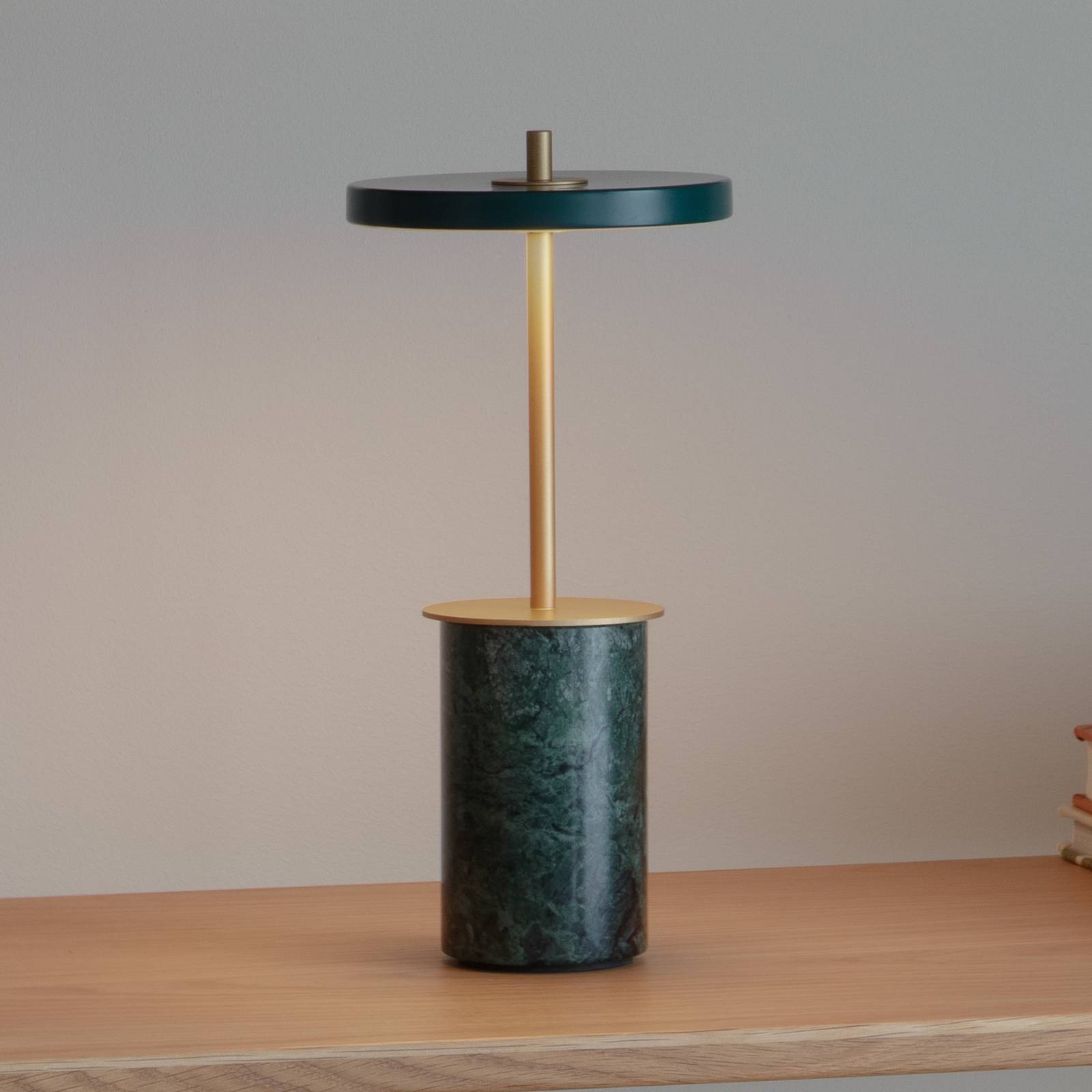 UMAGE LED dobíjacia stolná lampa Asteria Move Mini, zelená 26 cm IP44 UMAGE LED dobíjacia stolná lampa Asteria Move Mini, zelená 26 cm IP44