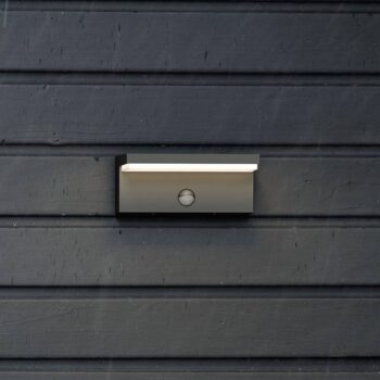 Vonkajšie nástenné svietidlo Philips LED Bustan UE, senzor, 2 700 K