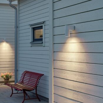 Vonkajšie nástenné svietidlo Temi, biele, šírka 11 cm, hliník