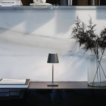 Zafferano Poldina mini akumulátorová stolová lampa IP65 sivá