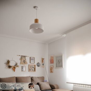 Závesná lampa Carlise s dreveným prvkom