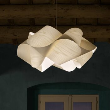 Závesné svietidlo LZF Swirl, farba slonová kosť/nikel, Ø 75 cm, drevo