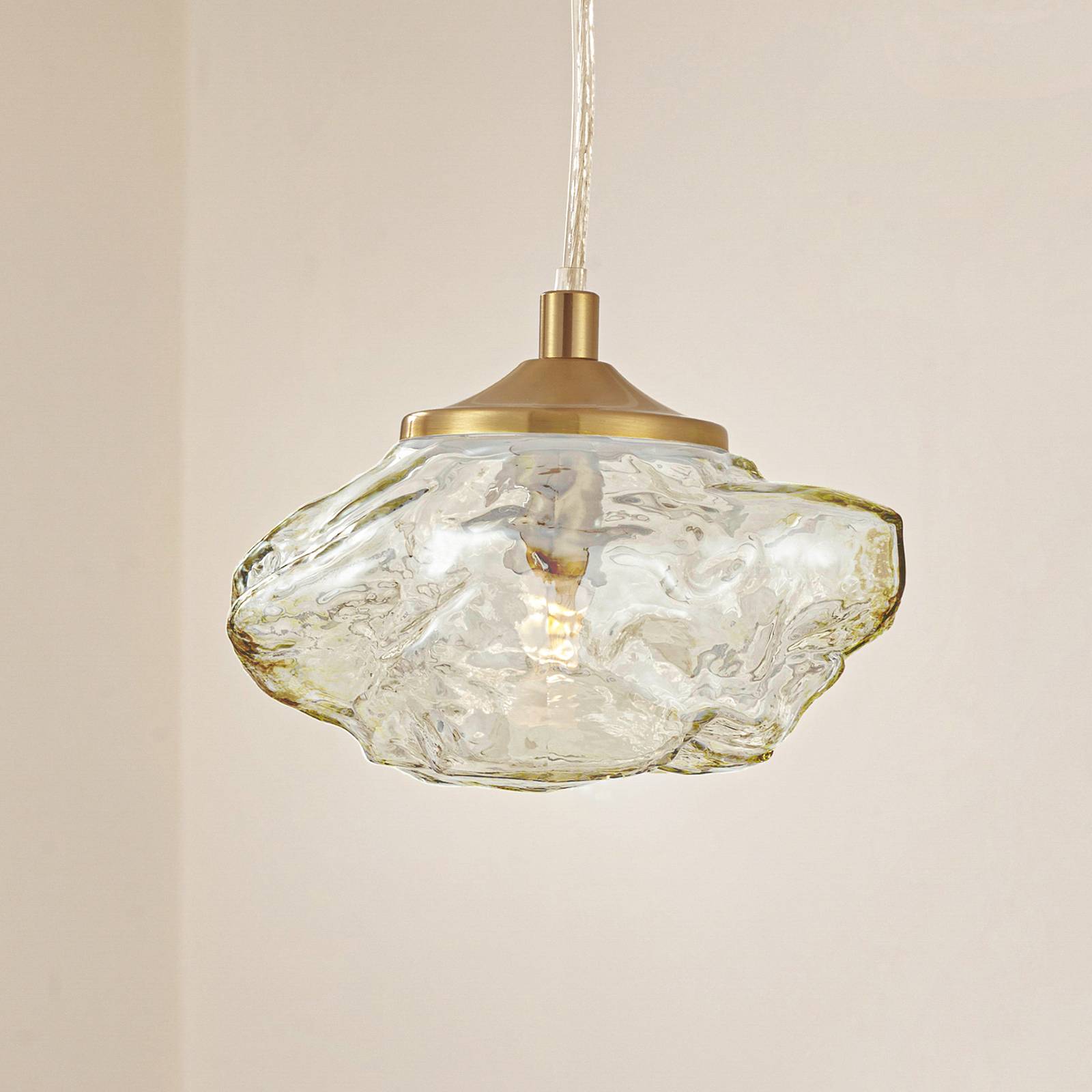 Závesné svietidlo Lindby Piatra, jantár/mosadz, sklo, Ø 16 cm, G9 Závesné svietidlo Lindby Piatra, jantár/mosadz, sklo, Ø 16 cm, G9