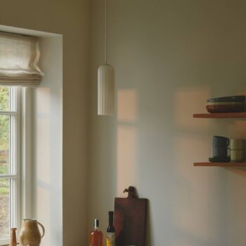 Závesné svietidlo Miella, rebrované sklo, satinované/biele