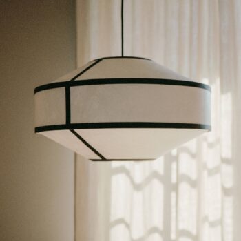 Závesné svietidlo New Works Kite, Ø 55 cm, biela / čierna, 3 svetlá.