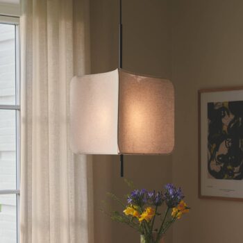 Závesné svietidlo Tinto, trojuholníkové textilné tienidlo, čierna/béžová