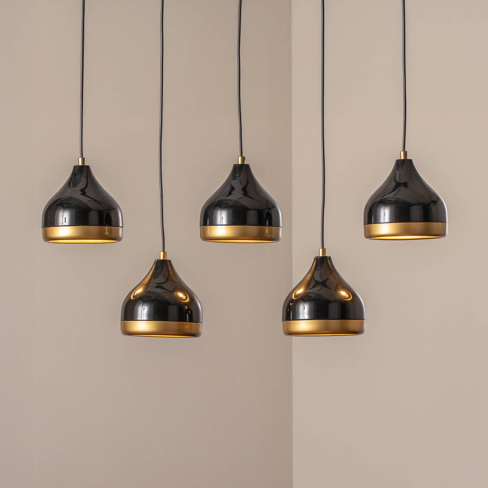 Závesné svietidlo Yildo, čierne/zlaté, 5-pl. Dĺžka 111 cm Závesné svietidlo Yildo, čierne/zlaté, 5-pl. Dĺžka 111 cm